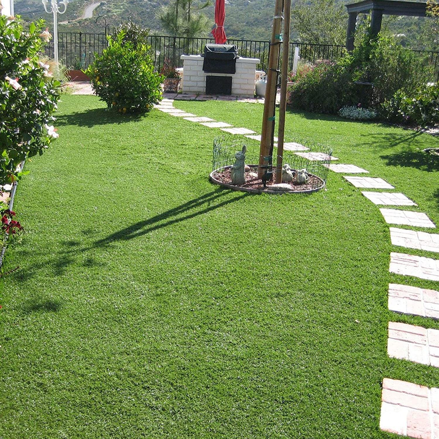 Prato sintetico su terrazzo con ombrellone