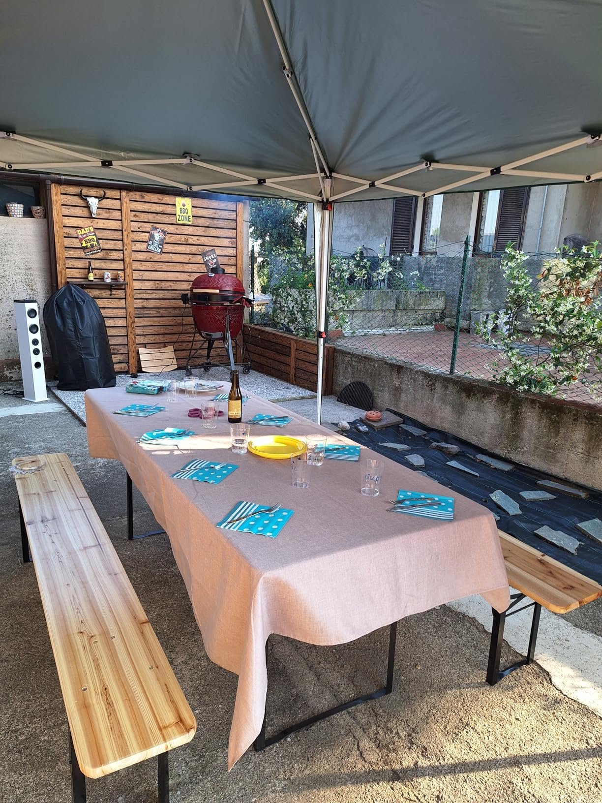 Gazebo pieghevole bianco allestito per pranzo all'aperto
