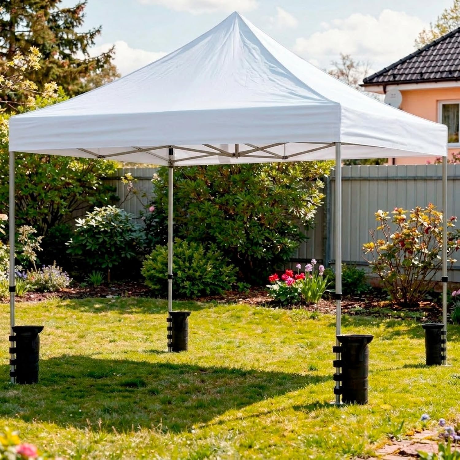Gazebo bianco pieghevole usato in giardino durante il giorno