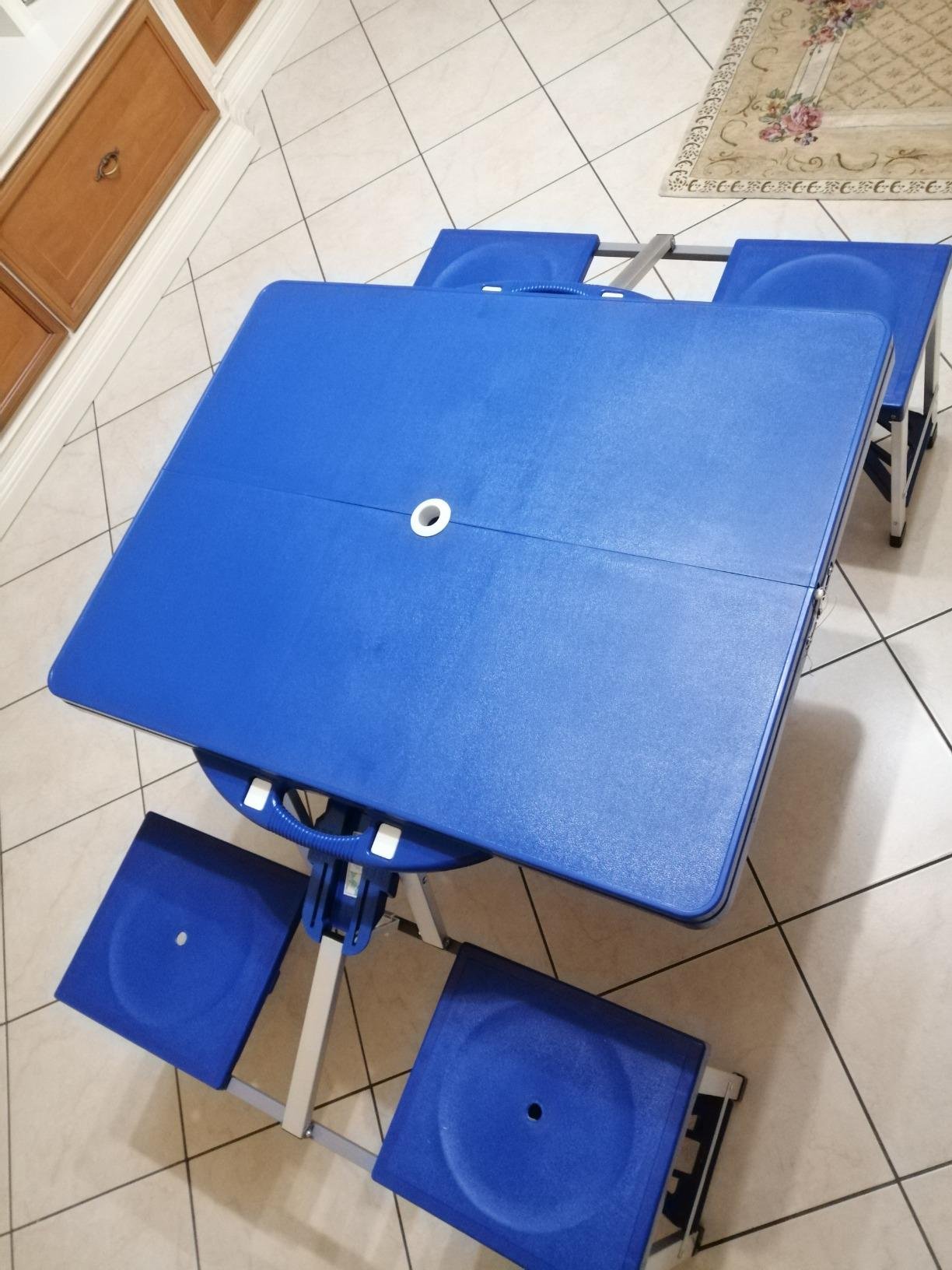 Tavolo pieghevole aperto in cucina