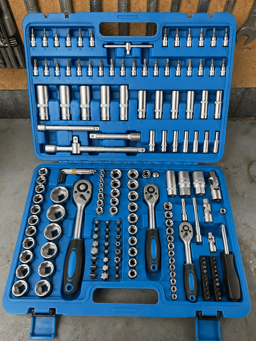 Valigetta attrezzi 108 pezzi aperta in garage